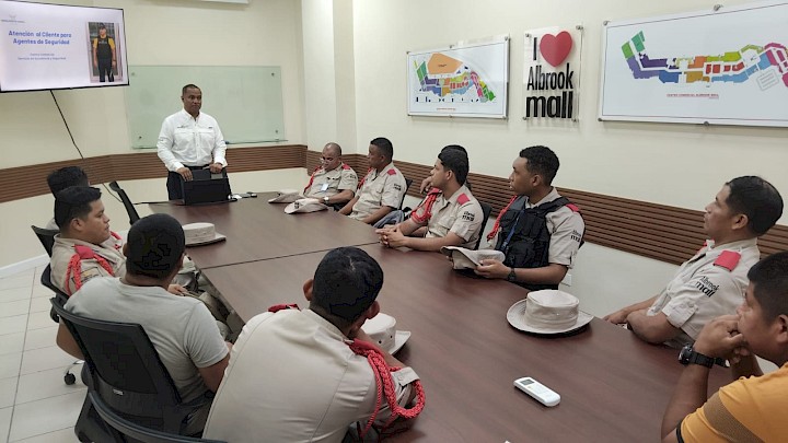 Capacitaci&oacute;n de atenci&oacute;n al cliente para agentes de seguridad en Albrook Mall