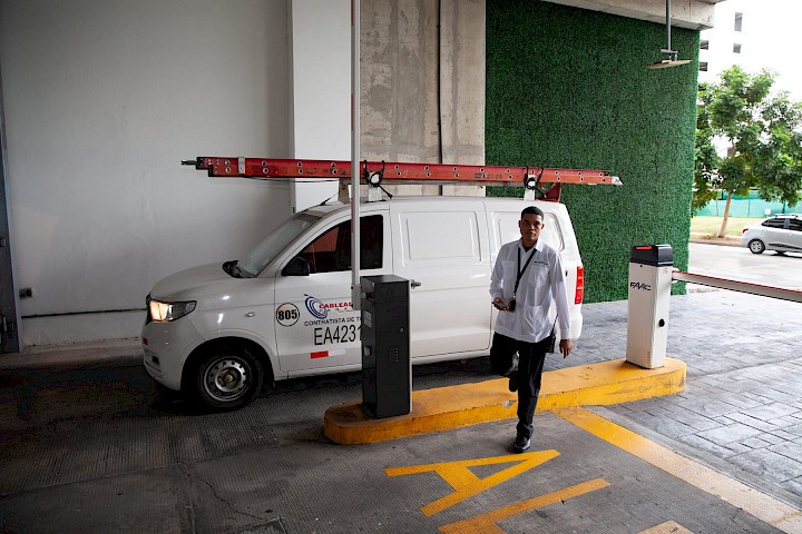 Control de acceso vehicular con talanquera