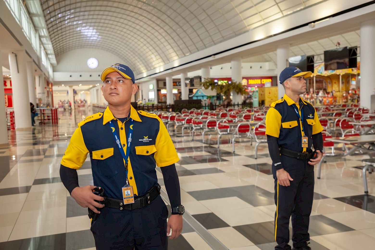 Agentes de seguridad de ASUSA en centro comercial