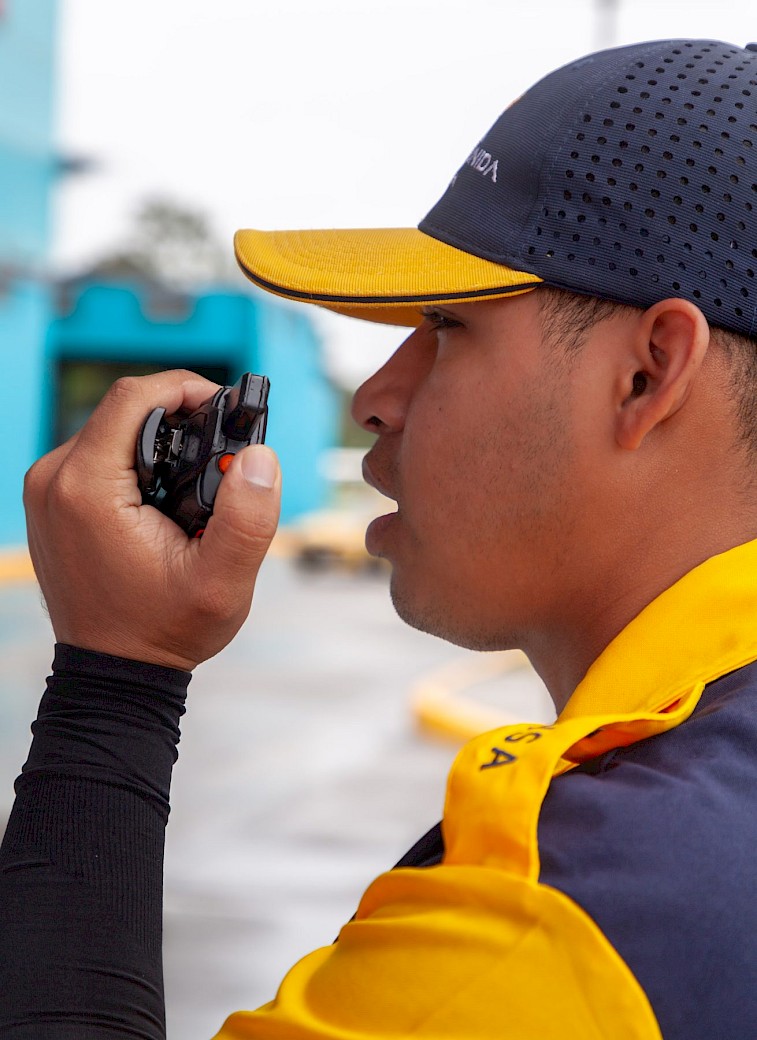 Agente de ASUSA con radio de comunicaci&oacute;n