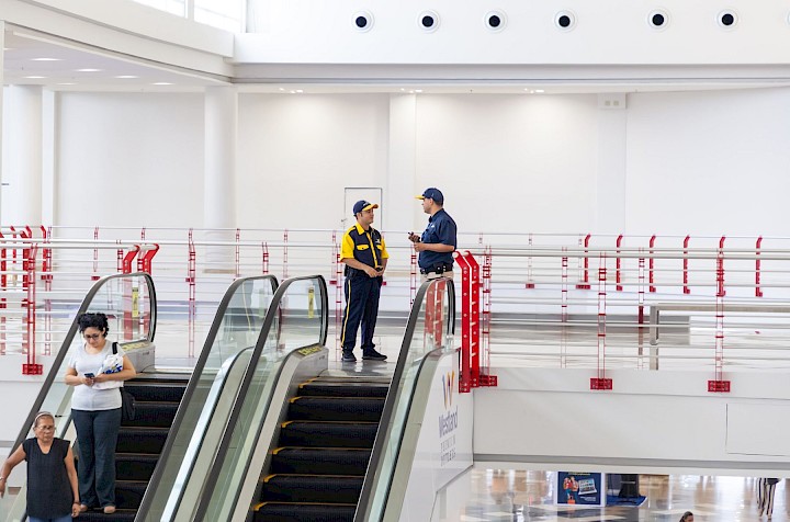 Agentes de ASUSA en un centro comercial